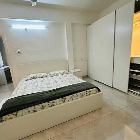 White House Sky View Theatre Villa In Gachibowli Bagian luar foto