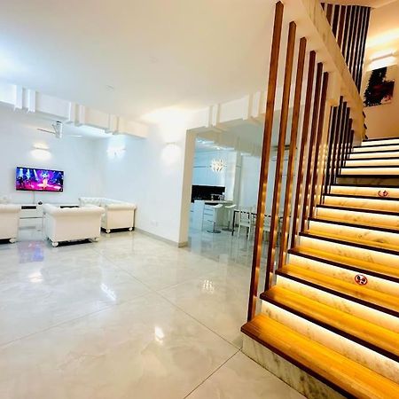 White House Sky View Theatre Villa In Gachibowli Bagian luar foto