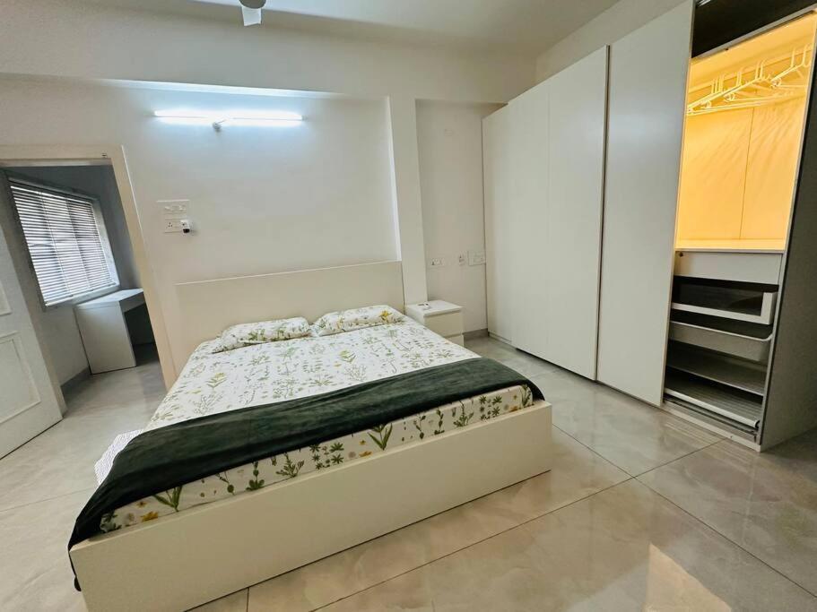 White House Sky View Theatre Villa In Gachibowli Bagian luar foto