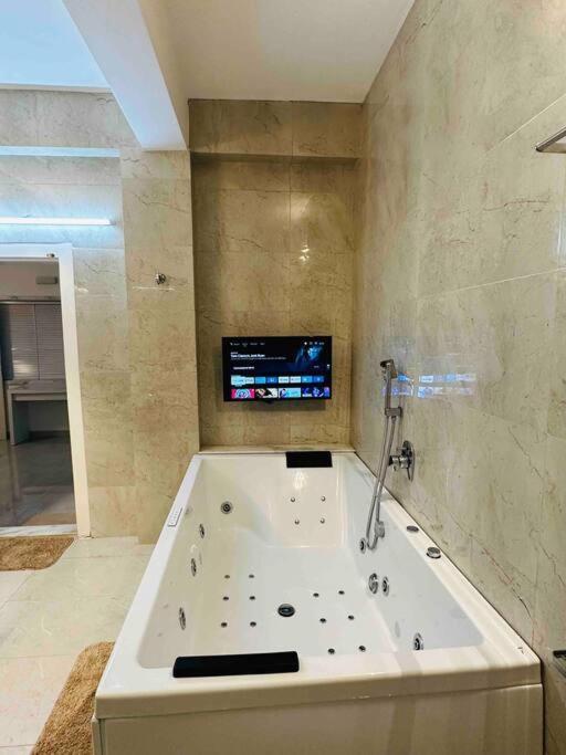 White House Sky View Theatre Villa In Gachibowli Bagian luar foto