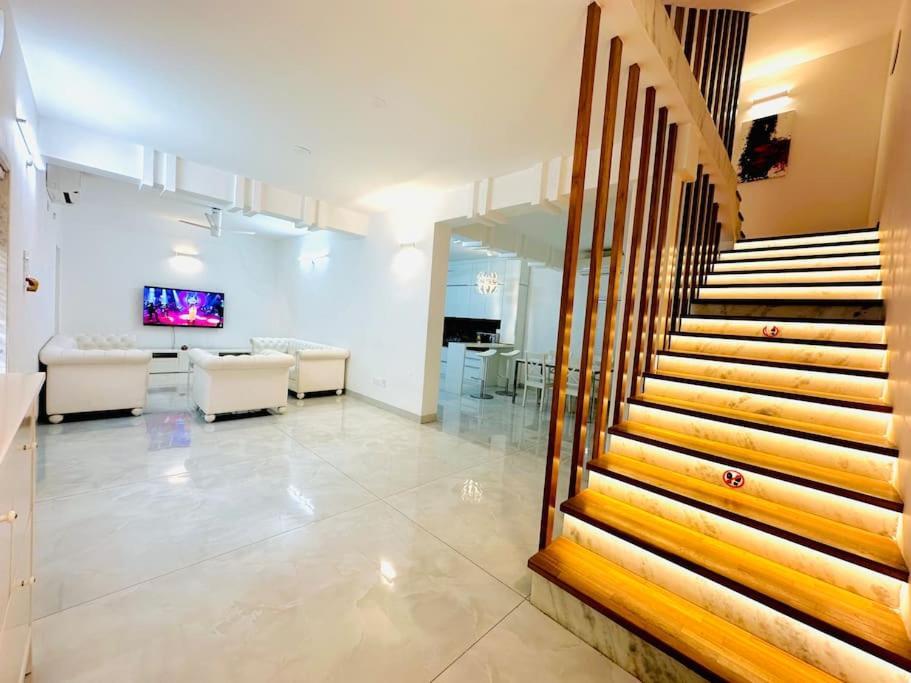 White House Sky View Theatre Villa In Gachibowli Bagian luar foto