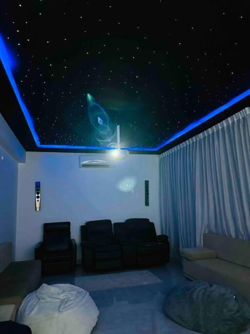 White House Sky View Theatre Villa In Gachibowli Bagian luar foto