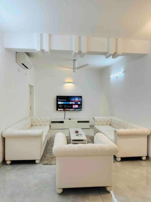 White House Sky View Theatre Villa In Gachibowli Bagian luar foto