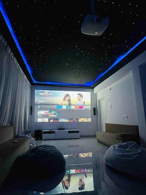 White House Sky View Theatre Villa In Gachibowli Bagian luar foto
