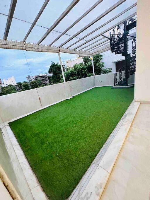 White House Sky View Theatre Villa In Gachibowli Bagian luar foto